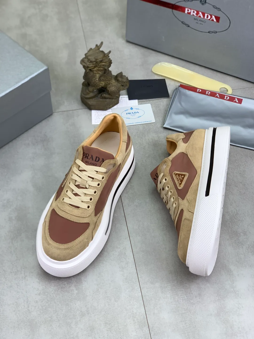 Men's shoes 💰P560💰 [New model] High version official website popular model is on the market, 🆘 Trendy brand (Prada) mainly promotes popular model, avant-garde and versatile fashionable men's shoes private version mold opening, cowhide surface splicing 1:1.. Stylish and simple, original imported cowhide lining cowhide feet; the atmosphere and personality are more fashionable, eye-catching and pursuing class. It will subvert the old idea and be a must-have for fashion trendsetters with you! Must keep it for yourself! Tall and comfortable, large and low, high-end quality workmanship. Size: 38-45; multiple colors available.